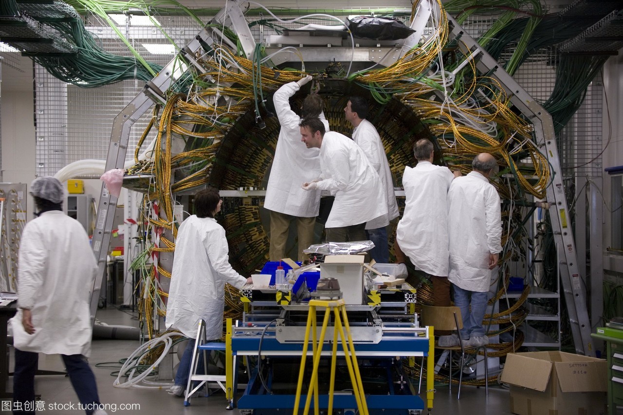 模型發布。cms探測器。在瑞士的歐洲粒子物理研究所歐洲粒子物理實驗室,cms緊湊型muonsolenoid是lhc大型強子對撞機的探測器。這是正在建設的cms的中心部分,它包括一個以硅為基礎的粒子跟蹤器,周圍環繞著電磁和hadronic的量熱計,用于測量粒子能量。在2006年到2008年之間,在法國cessy的一個地下空間里,cms被降到了一個位置,圍繞著lhc的一部分,一個27公里長的高能粒子加速器。lhc計劃于2008年夏天開始運行,并將努力探索物質的內部結構,以解釋物質的起源,暗物質和早期宇宙的奧秘