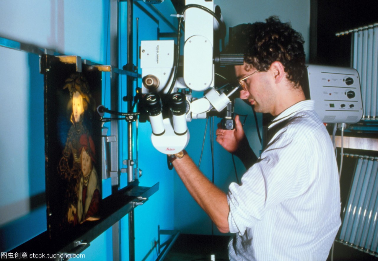 藝術偽造檢測。技術員使用雙目光學顯微鏡檢查偽造的繪畫。這是一幅畫的拷貝盧卡斯Cranach長者1472-1553。顯微鏡可以看到詳細的數量增加允許潤色漆領域被發現。通過檢查繪畫通過顯微鏡下紫外線或紅外線其他功能正常人眼看不到也可以透露。這項工作正在進行Doerner研究所的慕尼黑德國由AndreasBurmester。unfpa博士研究所專門從事檢測藝術偽造各種成像技術和化學分析。